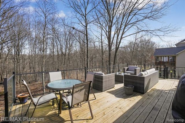 2206 Moorlands View, Howell, MI 48855