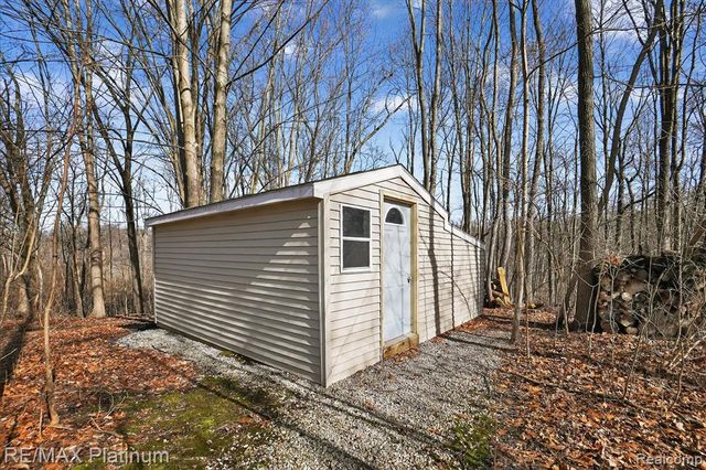 2206 Moorlands View, Howell, MI 48855