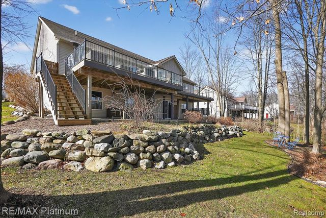 2206 Moorlands View, Howell, MI 48855