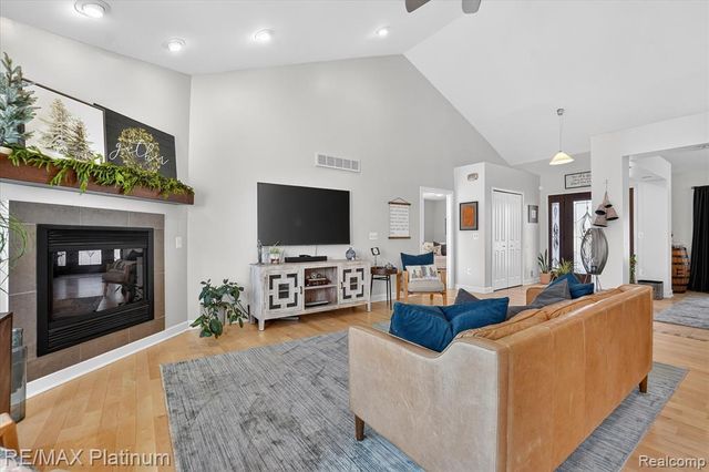 2206 Moorlands View, Howell, MI 48855