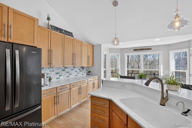 2206 Moorlands View, Howell, MI 48855