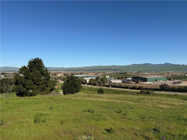 2075 Cambridge Way, Santa Maria, CA 93454