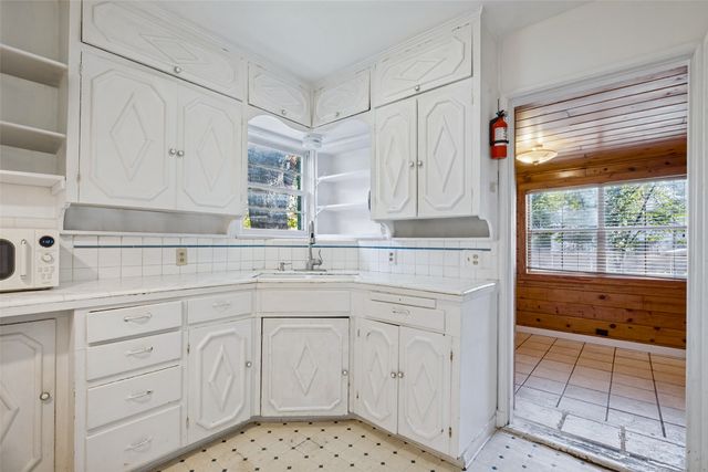 422 N Montreal Avenue, Dallas, TX 75208