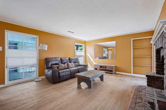 422 N Montreal Avenue, Dallas, TX 75208