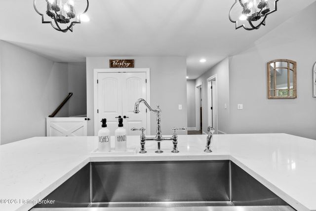 3415 Stara Ct, Louisville, KY 40299