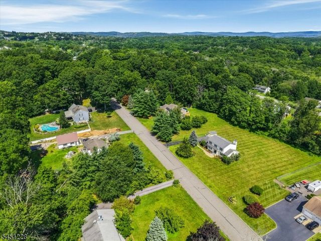 9 North Field Dr, Wantage Twp., NJ 07461