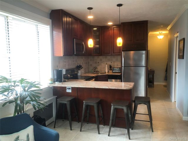 855 E Broadway LD, Long Beach, NY 11561