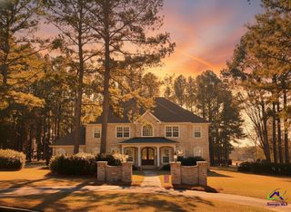 200 River Oak Court, Kathleen, GA 31047