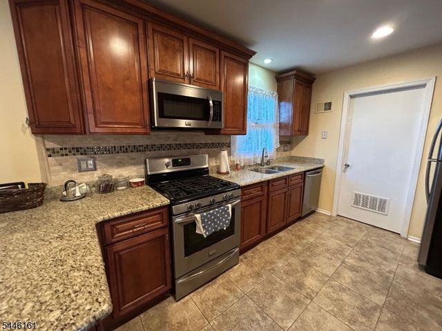 71 Dukes Rd, Rahway City, NJ 07065