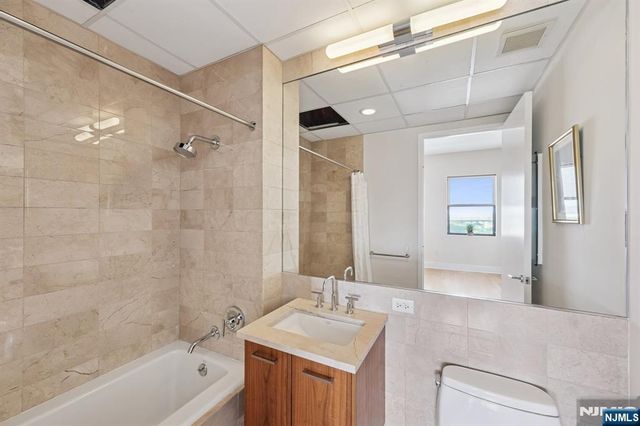 4 Beacon Way PH 1900, Jersey City, NJ 07304