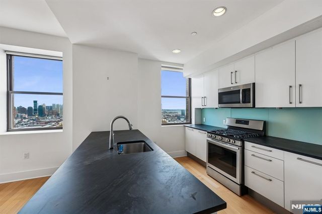 4 Beacon Way PH 1900, Jersey City, NJ 07304