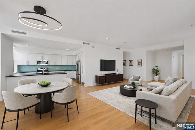 4 Beacon Way PH 1900, Jersey City, NJ 07304
