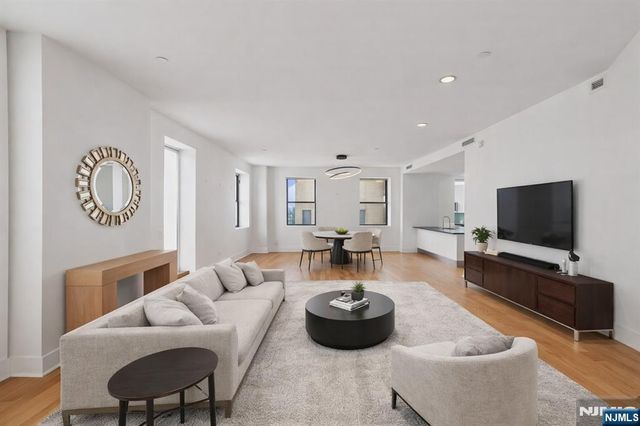 4 Beacon Way PH 1900, Jersey City, NJ 07304