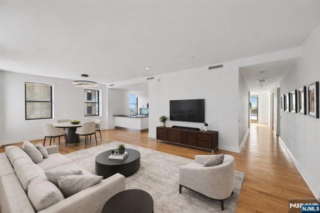 4 Beacon Way PH 1900, Jersey City, NJ 07304