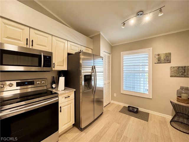 9610 Victoria LN D302, Naples, FL 34109