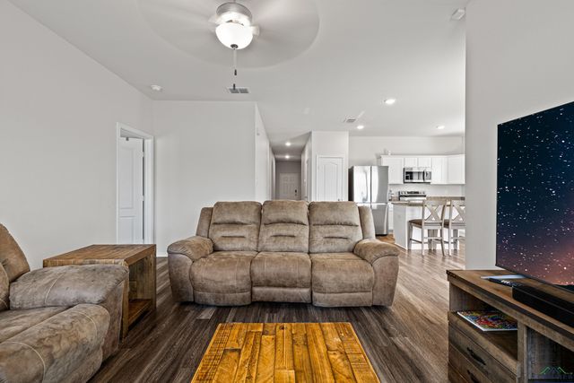 1436 Monterey Dr, Longview, TX 75601