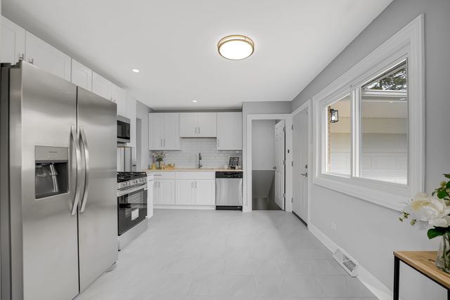 527 N Virginia Avenue, Glenwood, IL 60425