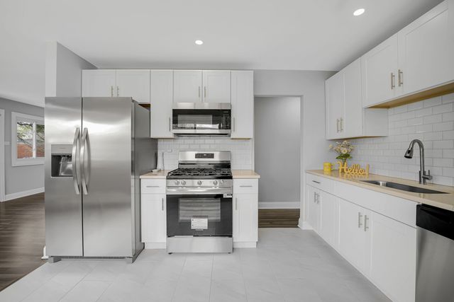 527 N Virginia Avenue, Glenwood, IL 60425