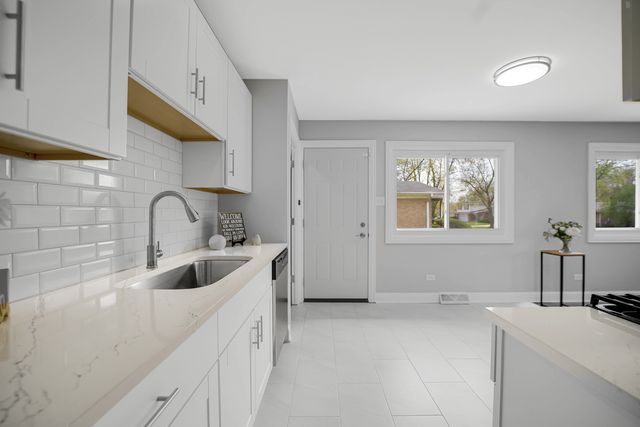 527 N Virginia Avenue, Glenwood, IL 60425