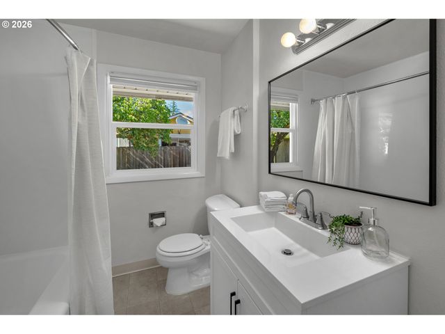 3305 Se PINEHURST Ave, Milwaukie, OR 97267