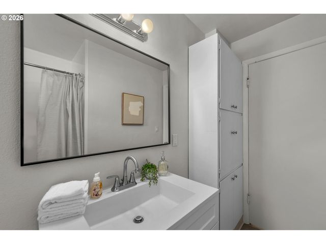3305 Se PINEHURST Ave, Milwaukie, OR 97267