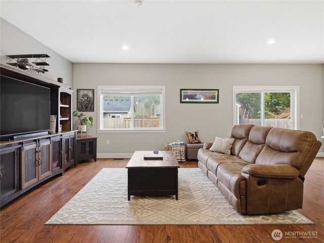 411 Hardefeldt Street SE, Orting, WA 98360