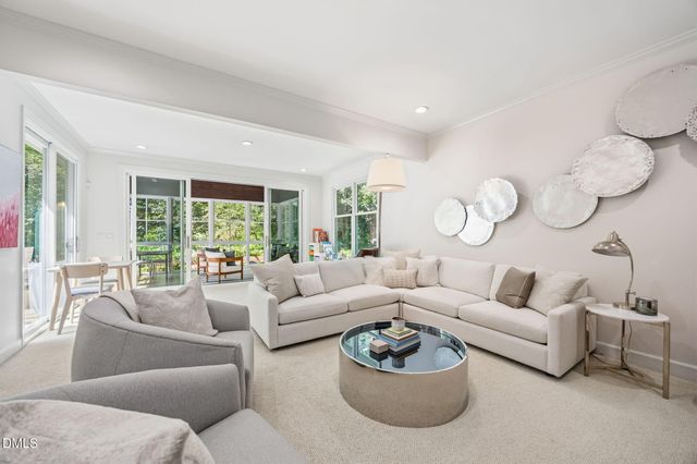 8 Sedgewood Road, Chapel Hill, NC 27514