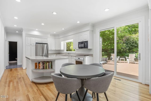 8 Sedgewood Road, Chapel Hill, NC 27514