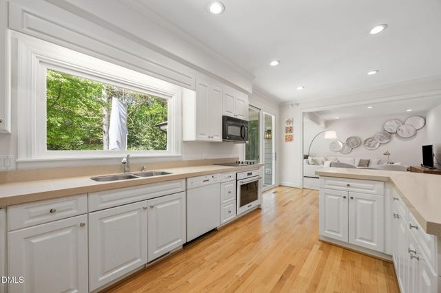8 Sedgewood Road, Chapel Hill, NC 27514