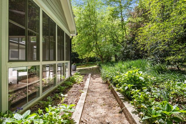 8 Sedgewood Road, Chapel Hill, NC 27514
