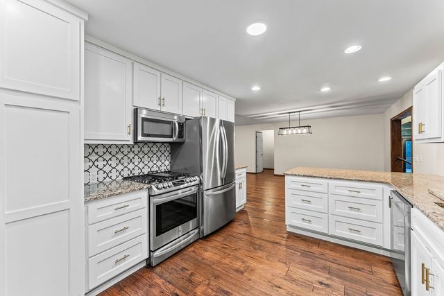 11661 Oak Hills Drive, Bentonville, AR 72712