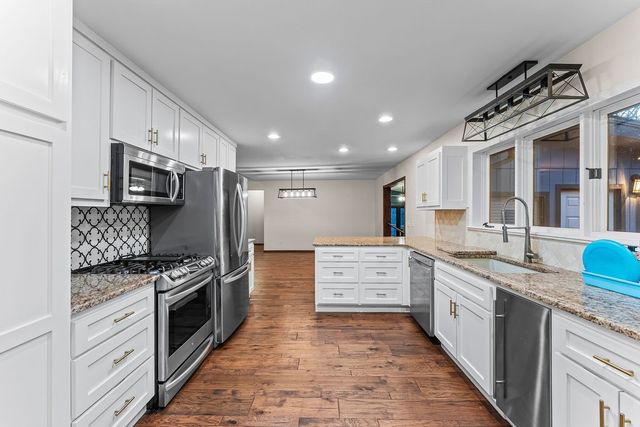 11661 Oak Hills Drive, Bentonville, AR 72712