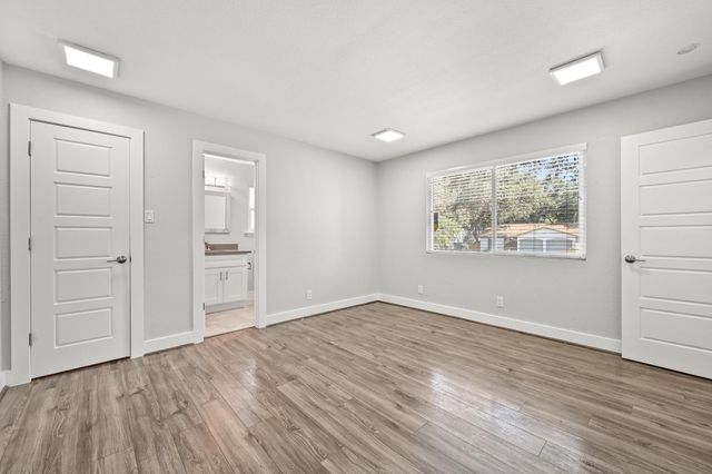 911 Acorn Oaks DR, Austin, TX 78745