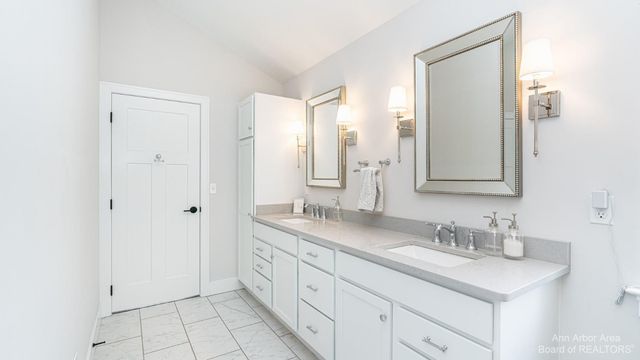 4262 Duck Dr., Ann Arbor, MI 48103