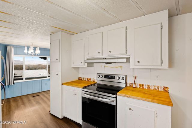 26 Leisure Hill Rd, Yakima, WA 98903