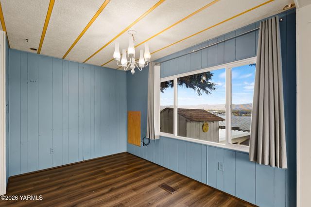 26 Leisure Hill Rd, Yakima, WA 98903