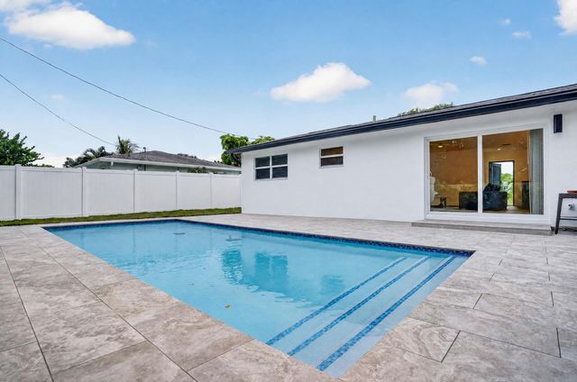 2521 Jaeger Drive, Delray Beach, FL 33444