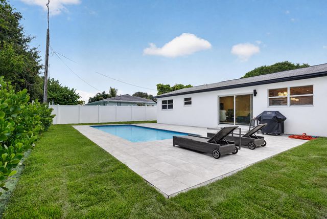 2521 Jaeger Drive, Delray Beach, FL 33444