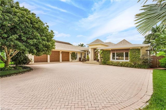 950 Galleon DR, Naples, FL 34102