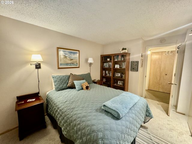 1070 BAY St 22, Florence, OR 97439