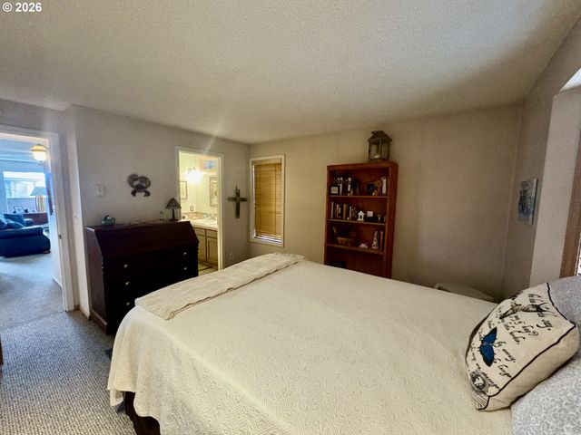 1070 BAY St 22, Florence, OR 97439