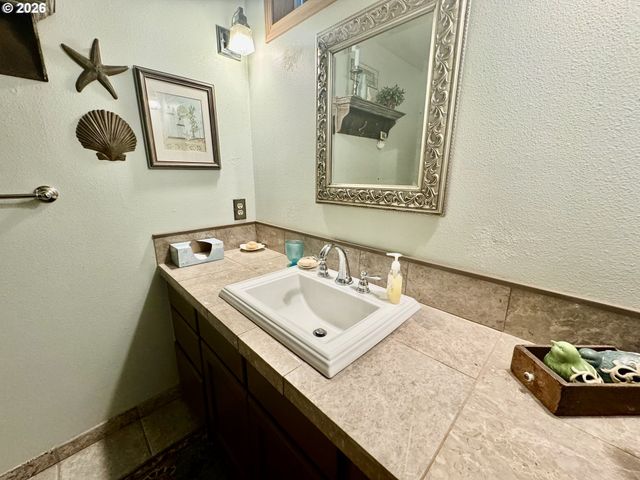 1070 BAY St 22, Florence, OR 97439