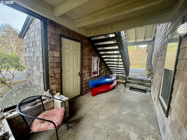 1070 BAY St 22, Florence, OR 97439