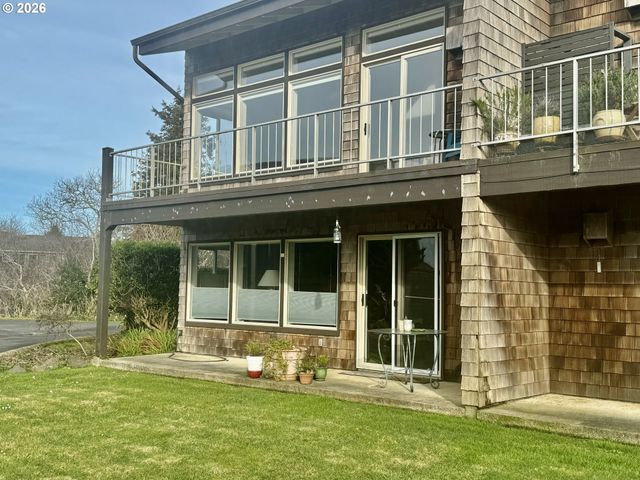 1070 BAY St 22, Florence, OR 97439