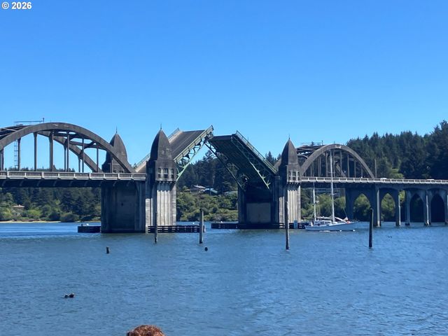 1070 BAY St 22, Florence, OR 97439