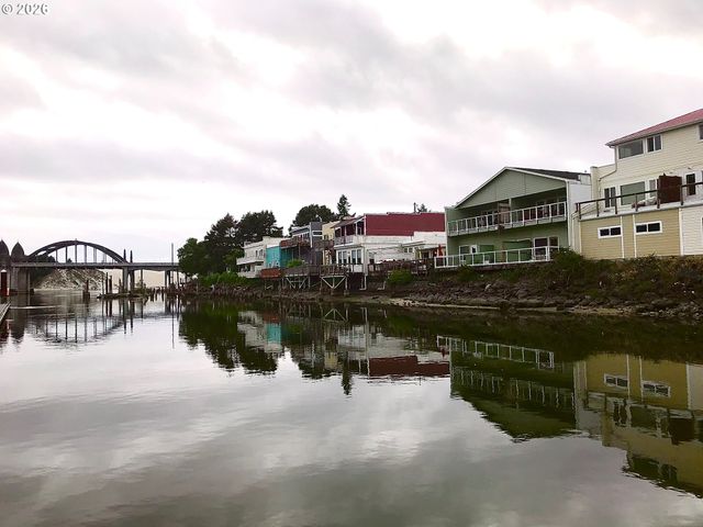 1070 BAY St 22, Florence, OR 97439