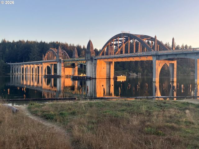 1070 BAY St 22, Florence, OR 97439