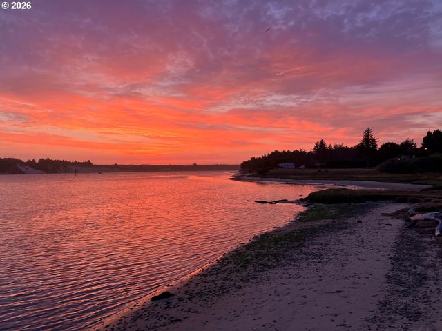 1070 BAY St 22, Florence, OR 97439