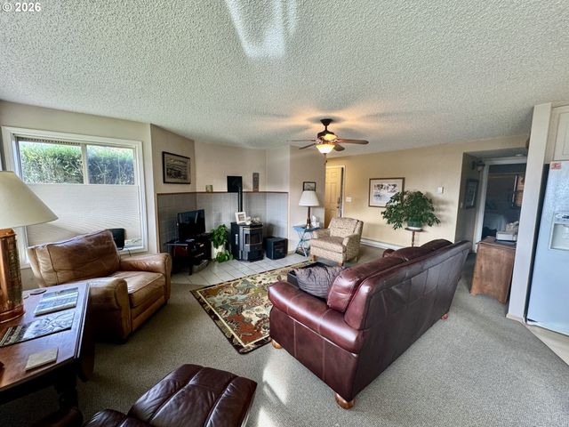 1070 BAY St 22, Florence, OR 97439