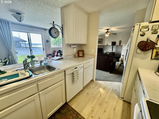 1070 BAY St 22, Florence, OR 97439